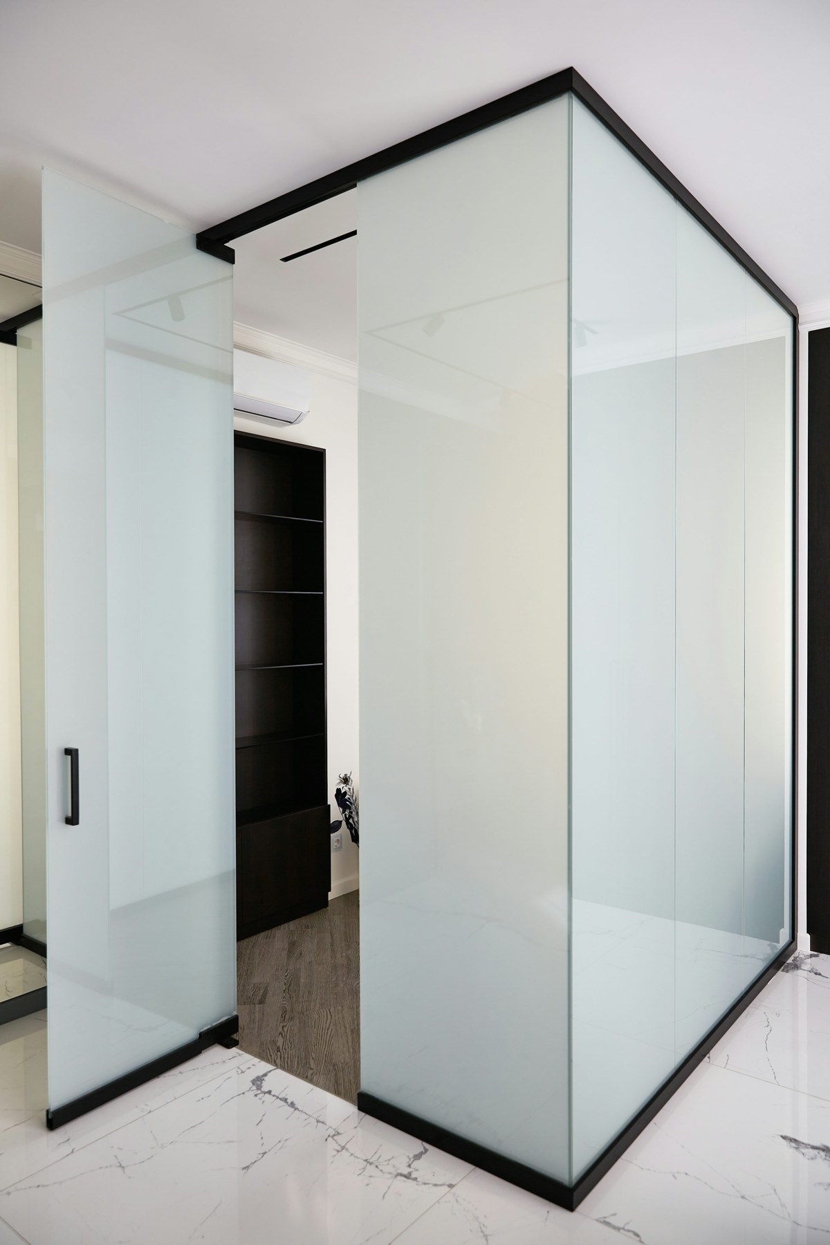 Independent example of a glass interior partition
